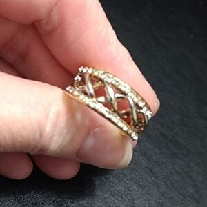 Gold tone criss cross ring size 6